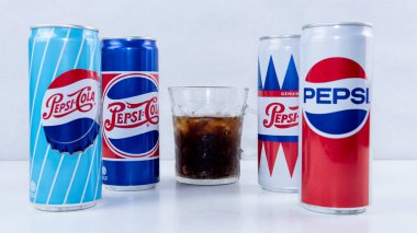 Kuala Lumpur, Malezya, 9 OCT 2022 - Pepsi kutusu, özel yıldönümü baskısı. Pepsi, PepsiCo tarafından üretilen karbonatlı bir meşrubat..