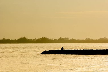 Günbatımında plaj silueti serbest stil Tatil, su gökyüzü ve insanlar.