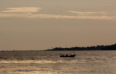 Günbatımında plaj silueti serbest stil Tatil, su gökyüzü ve insanlar.