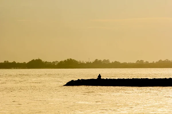 Günbatımında plaj silueti serbest stil Tatil, su gökyüzü ve insanlar.
