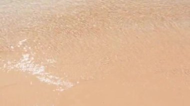 Gün batımında denizin ya da okyanusun sakin dalgaları Güzel bulutlu gökyüzü ve açık gökyüzü