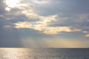 Günbatımında plaj silueti serbest stil Tatil, su gökyüzü ve insanlar.