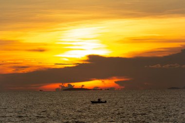 Günbatımında plaj silueti serbest stil Tatil, su gökyüzü ve insanlar.