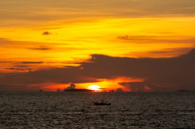 Günbatımında plaj silueti serbest stil Tatil, su gökyüzü ve insanlar.