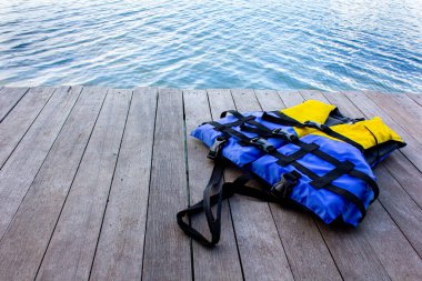 Ürün yerleştirme için ahşap zeminde cankurtaran yeleği. Tahta masa zeminini doğal desenli kapla..