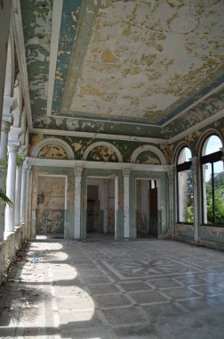 Ayrılıkçı Abhazya 'nın başkenti Sukhumi' deki terk edilmiş tren istasyonu..