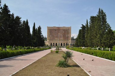 Ayrılıkçı Abhazya 'nın başkenti Sukhumi' deki terk edilmiş Abhazya Parlamento Binası..