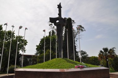 Ayrılıkçı Abhazya 'nın başkenti Sukhumi' deki Zafer Anıtı..
