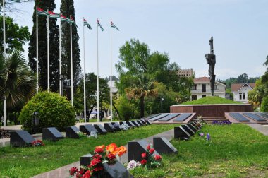 Ayrılıkçı Abhazya 'nın başkenti Sukhumi' deki Zafer Anıtı..