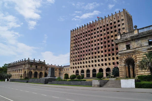 Ayrılıkçı Abhazya 'nın başkenti Sukhumi' deki terk edilmiş Abhazya Parlamento Binası..