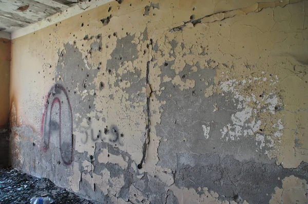 분리주의 국가인 압하지야 쿠미에 버려진 압하지야 건물에 구멍들 — 스톡 사진