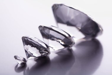 Siyah arka planda üç farklı elmas