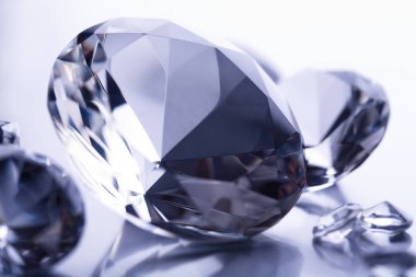 Gri eğimli arkaplanda iki elmas