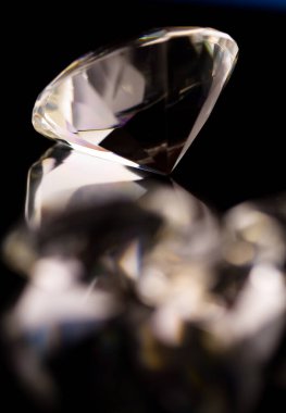 Siyah parlak arkaplana yerleştirilmiş mükemmel mücevherler