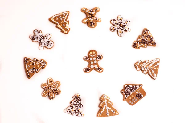 圣诞姜饼饼干 在白色背景上以圆形排列 — 图库照片