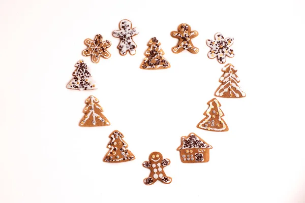 圣诞姜饼饼干 以心形排列在白色背景上 — 图库照片