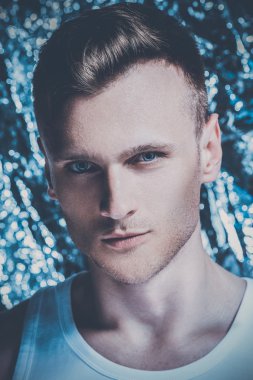 yakışıklı adam poz