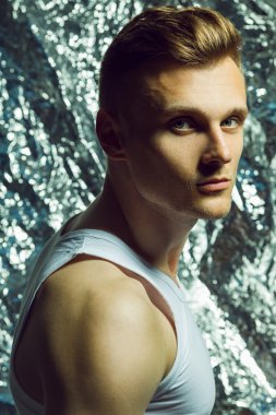 yakışıklı adam poz