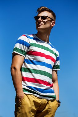 moda yakışıklı genç