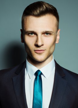 zarif genç yakışıklı adam