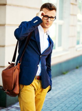 güneş gözlüklü genç casual adam