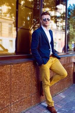 çekici bir adam deposu yakınlarında