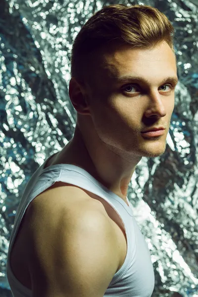 yakışıklı adam poz