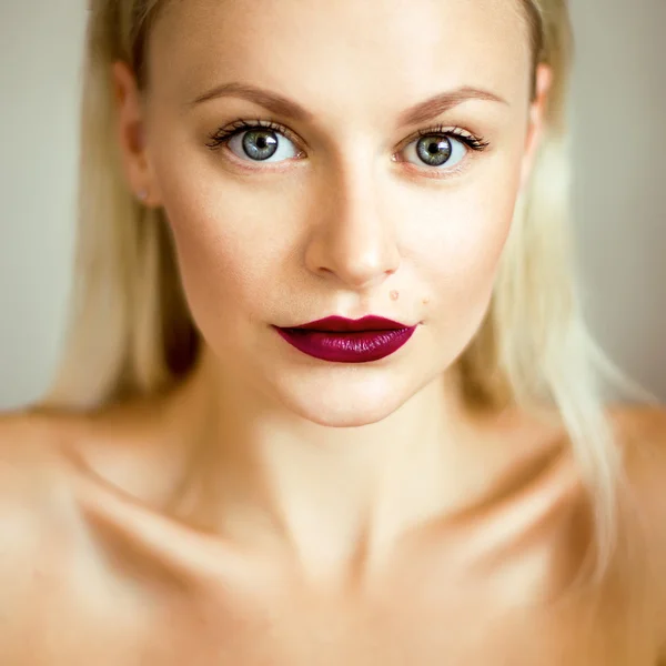 Jeune belle femme aux cheveux longs — Photo