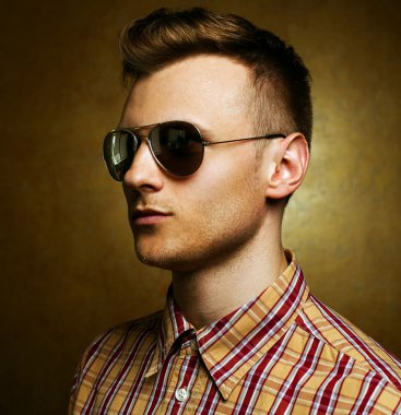 Genç casual adam