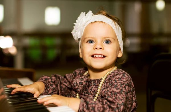 Очаровательная красивая маленькая девочка — стоковое фото