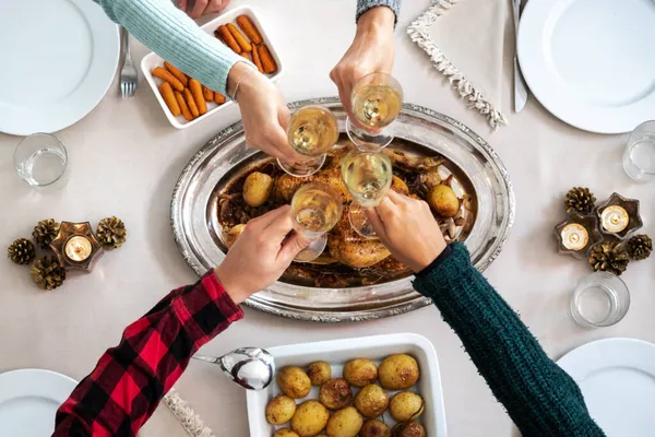 Zblízka rodinné přípitky se šampaňským před vánoční večeří. Horní pohled. — Stock fotografie