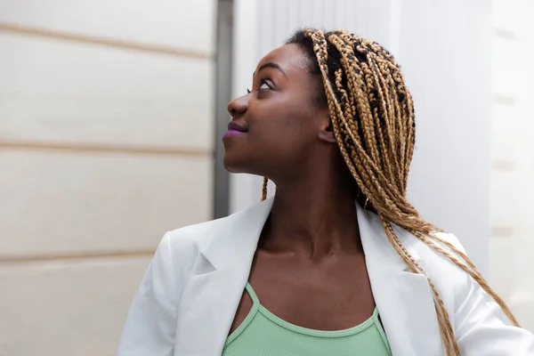 En ung afrikansk kvinna vänder sig om för att titta bort. Porträtt av svart kvinna. — Stockfoto