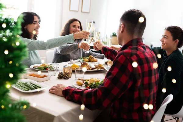 Šťastný kavkazský rodinný přípitek spolu se šampaňským na oslavu Vánoc doma. — Stock fotografie