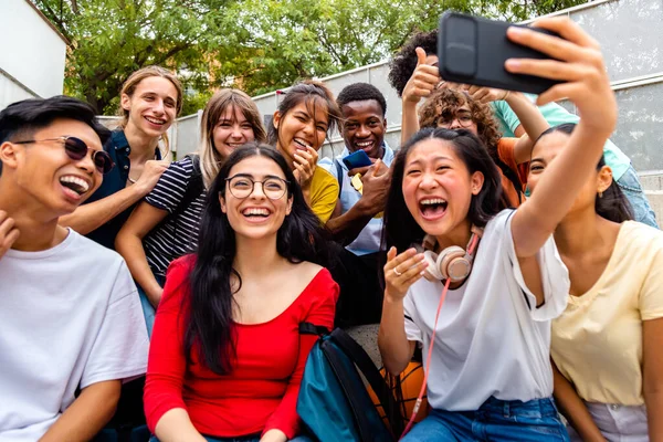 Multiraciale groep van tiener vrienden nemen selfie samen lachen buiten. — Stockfoto