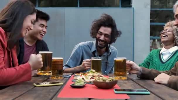 Tertawa keras-keras. Teman multirasial menikmati bir bersama-sama di bar pembuatan bir. — Stok Video