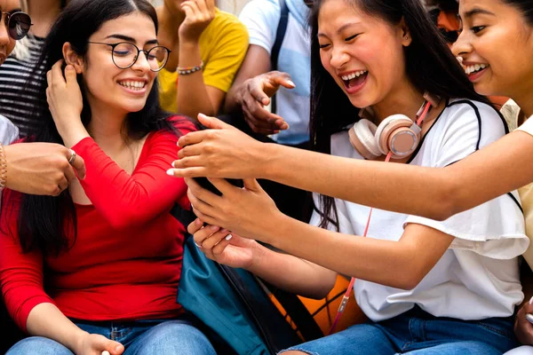 Close-up van multiraciale tienermeisjes met behulp van mobiele telefoon om te kijken social media apps. — Stockfoto