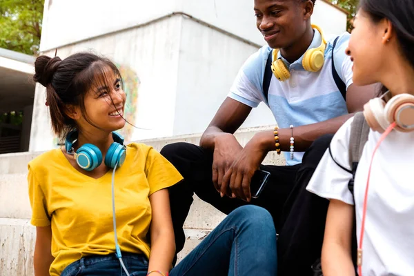 Gelukkig tiener multiraciale studenten genieten van tijd buiten praten tijdens de pauze. — Stockfoto