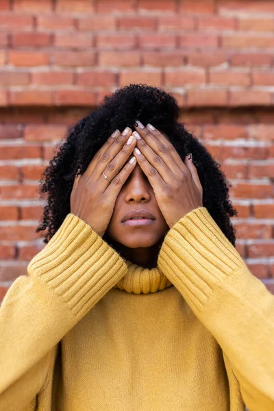Vertikalt porträtt av afroamerikansk kvinna som täcker ögon med händer. — Stockfoto