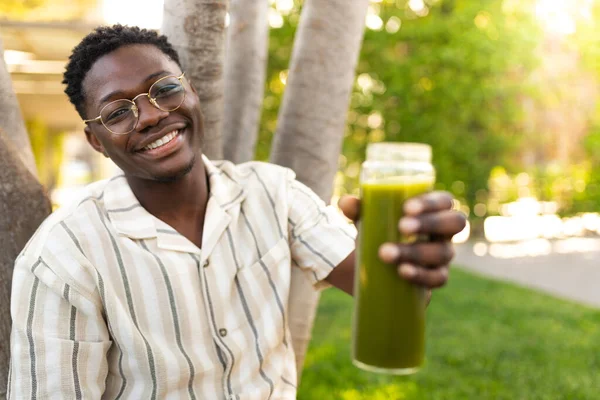 Junger Schwarzer Mann Zeigt Glasflasche Mit Grünem Saft Die Kamera — Stockfoto