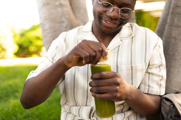 Ung Svart Man Öppnar Glasflaska Grön Juice Utomhus Hälsosam Livsstil — Stockfoto