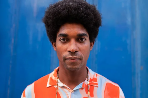Hoofdfoto Van Jonge Afro Amerikaanse Man Die Naar Camera Kijkt — Stockfoto