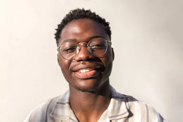 Cabeza Joven Hombre Negro Feliz Sonriente Con Gafas Aire Libre —  Fotos de Stock