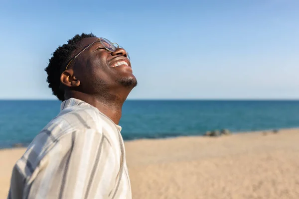 幸せな黒人の若者が笑っている アフリカ系アメリカ人の男性がビーチで休暇を楽しんでいる コピースペース 休暇旅行のコンセプト — ストック写真