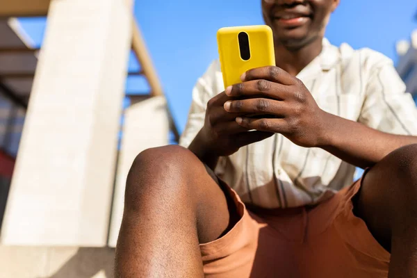 Närbild Oigenkännlig Afrikansk Amerikansk Ung Man Sitter Trappor Utomhus Med — Stockfoto