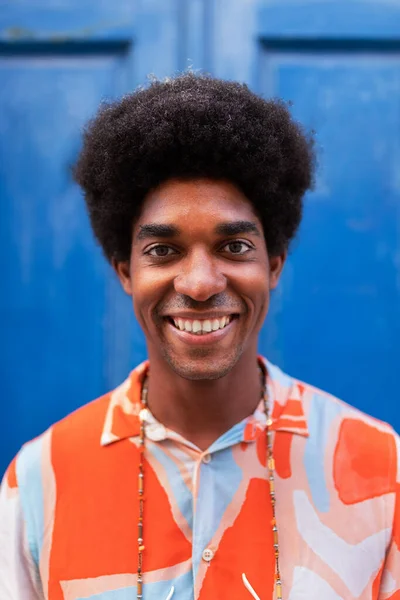 Verticaal Portret Van Lachende Jonge Afro Amerikaanse Man Met Afro — Stockfoto