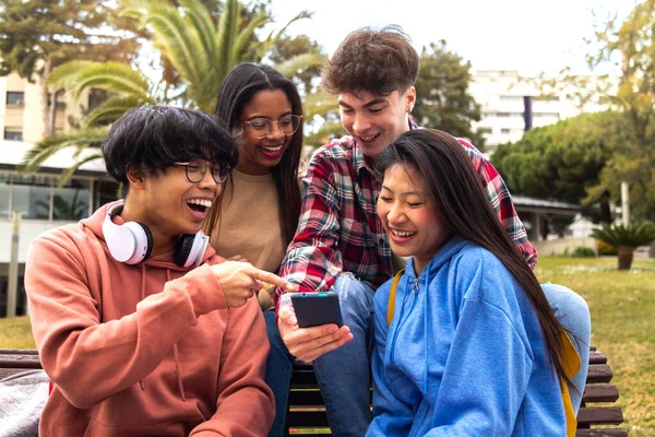 Gelukkige Jonge Studenten Vrienden Kijken Naar Mobiele Telefoon Multiraciale Tieners — Stockfoto