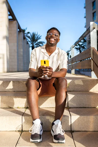 Feliz Joven Afroamericano Usando Teléfono Móvil Aire Libre Sentado Las —  Fotos de Stock