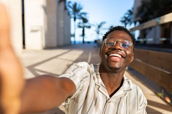 Feliz Joven Negro Con Gafas Tomando Selfie Mirando Cámara Concepto —  Fotos de Stock