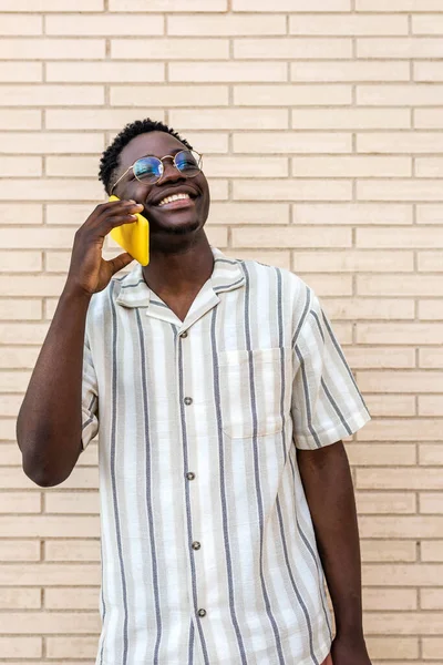 Vertikalt Porträtt Leende Glad Svart Man Med Mobiltelefon Afroamerikansk Man — Stockfoto