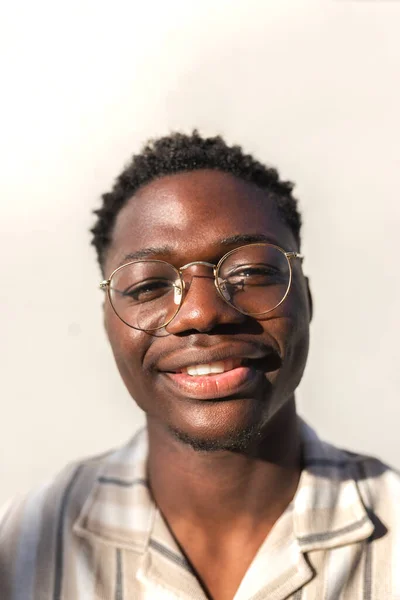 Cabeza Vertical Joven Hombre Negro Feliz Sonriente Con Gafas Aire —  Fotos de Stock